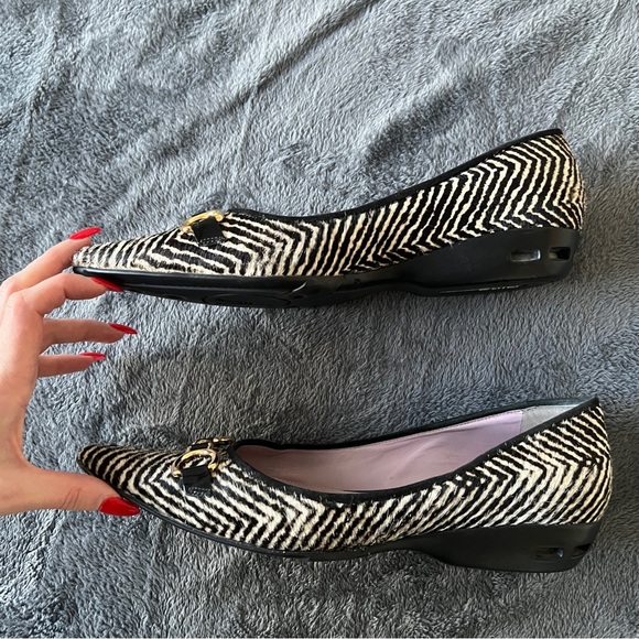 ✨Cole Haan Women's Zebra Pattern Flats with Gold Accents - Picture 2 of 8